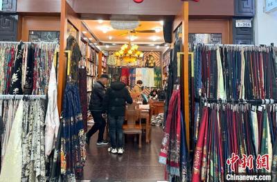馬面裙"帶火"面料市場 布商轉(zhuǎn)型"掘金"掀新時尚